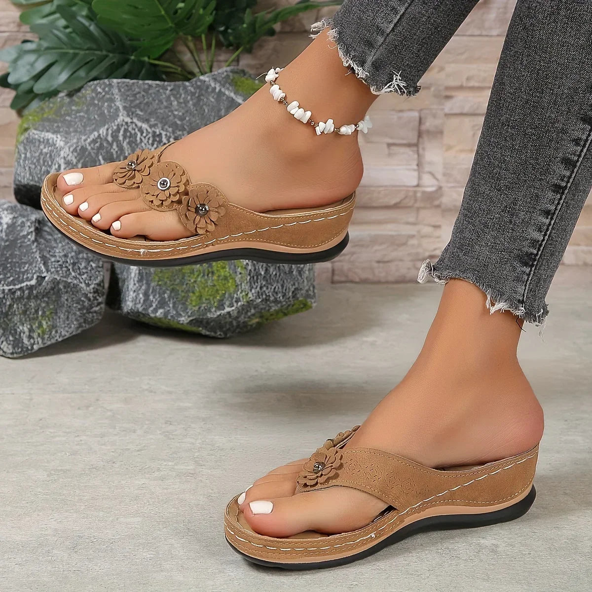Isaksson™ | Flora – Blommiga kilklackssandaler med ortopedisk komfort