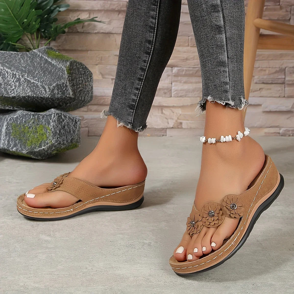 Isaksson™ | Flora – Blommiga kilklackssandaler med ortopedisk komfort